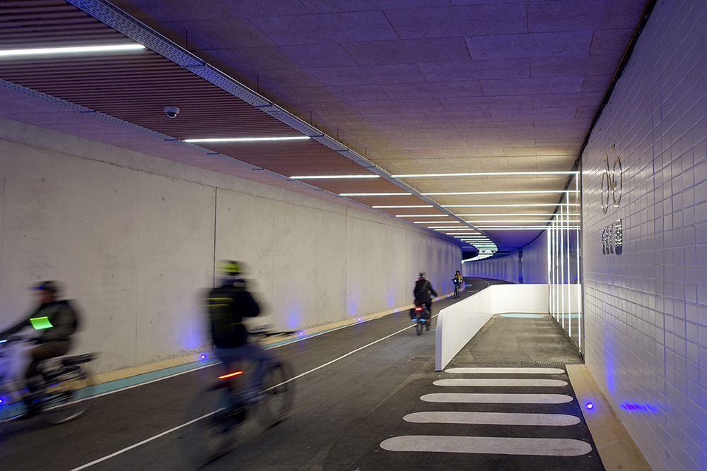 Cyclistes dans la galerie cyclable du tunnel de la Comédie à Montpellier