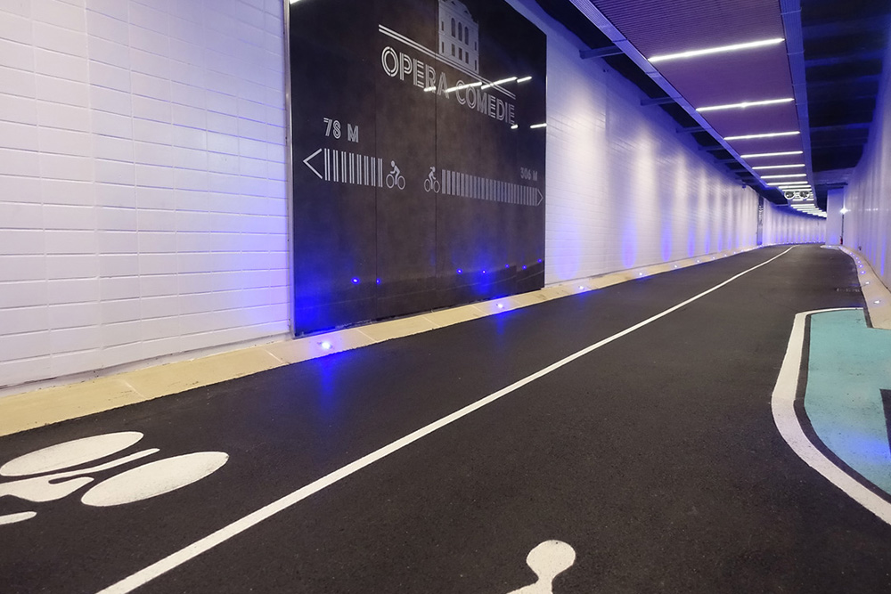 Galerie cyclable du tunnel de la Comédie à Montpellier, direction Opéra Comédie